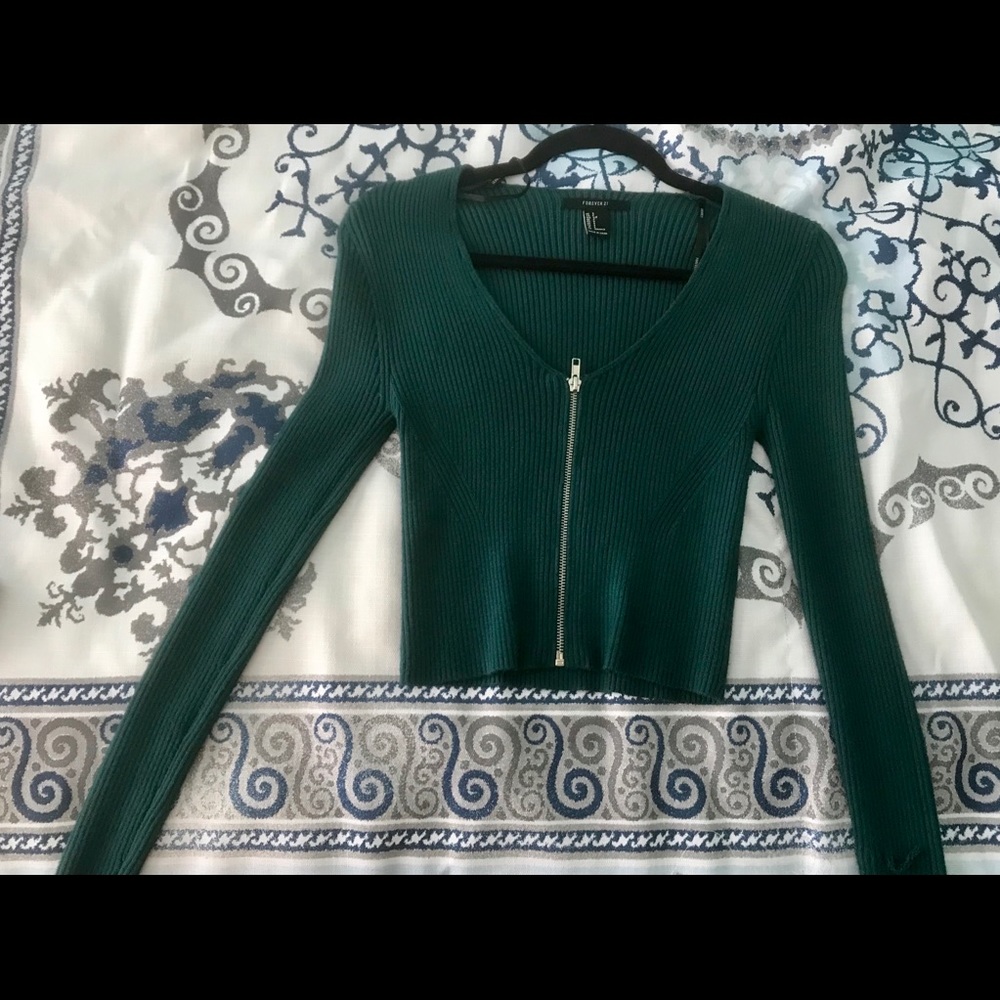Long sleeve green zip crop top!